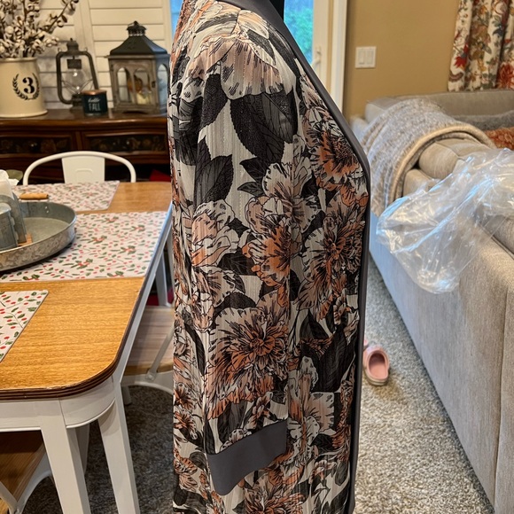 Women’s Pantsuit - Picture 3 of 6